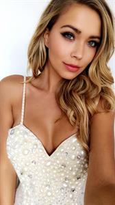 Sandra Kubicka taking a selfie