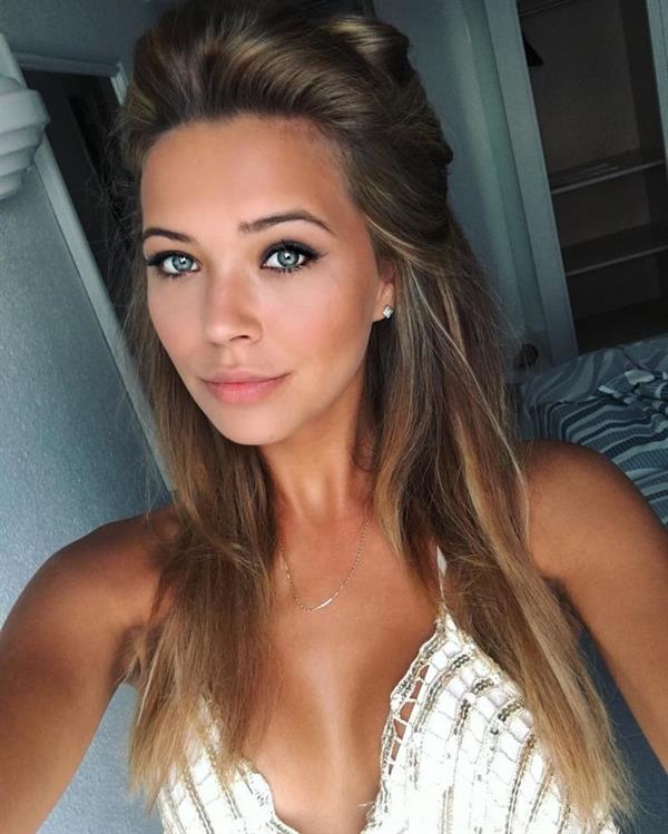 Sandra Kubicka taking a selfie