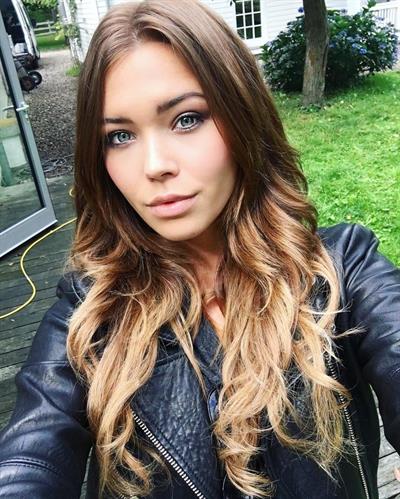 Sandra Kubicka taking a selfie