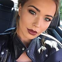 Sandra Kubicka taking a selfie