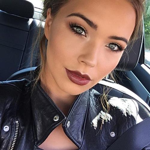 Sandra Kubicka taking a selfie