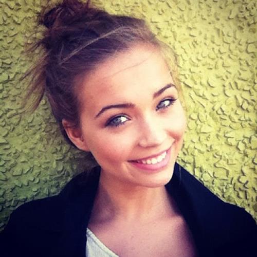 Sandra Kubicka taking a selfie