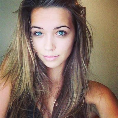 Sandra Kubicka taking a selfie