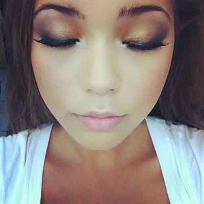 Sandra Kubicka taking a selfie