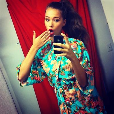 Sandra Kubicka taking a selfie