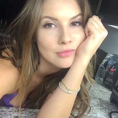 Amanda Cerny taking a selfie
