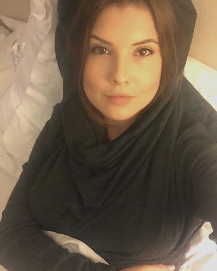 Amanda Cerny taking a selfie