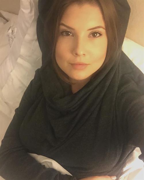 Amanda Cerny taking a selfie