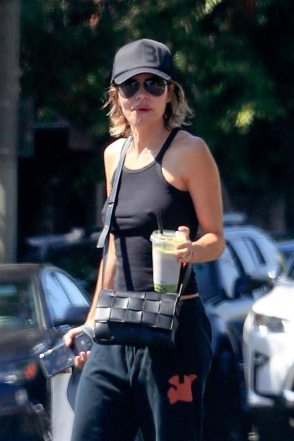 Lisa Rinna braless tits pokies in a black top showing off her boobs seen by paparazzi.























































