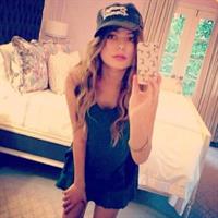 Miranda Cosgrove taking a selfie