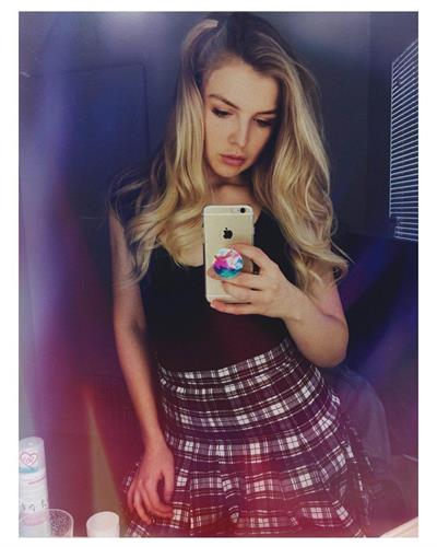 Anna Grace Barlow taking a selfie