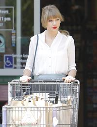 Taylor Swift - running errands in Los Angeles (03.04.2013) 