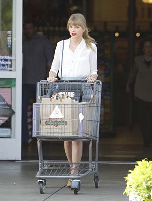 Taylor Swift - running errands in Los Angeles (03.04.2013) 