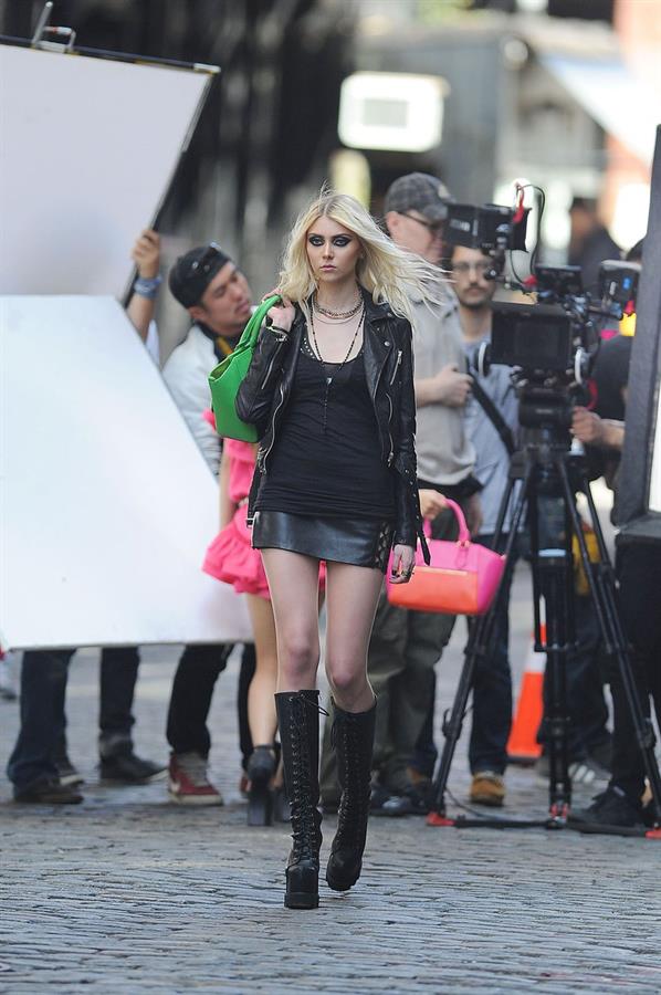 Taylor Momsen on the set of an untitled Tomomi Itano Music Video (09.04.2013) 