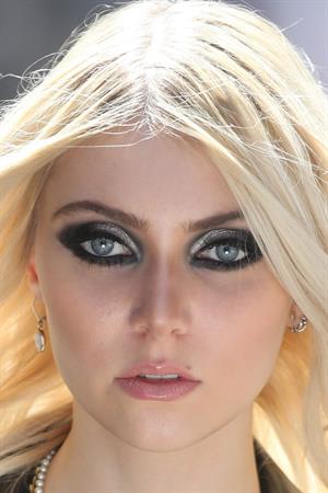 Taylor Momsen on the set of an untitled Tomomi Itano Music Video (09.04.2013) 