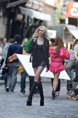 Taylor Momsen on the set of an untitled Tomomi Itano Music Video (09.04.2013) 
