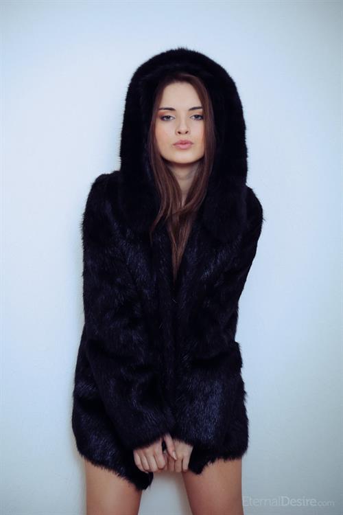 Natalie B Pictures Natalie B in Pelz for Eternal Desire