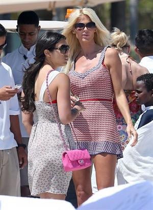 Victoria Silvstedt taking a stroll to the beach in Miami on March 30, 2013