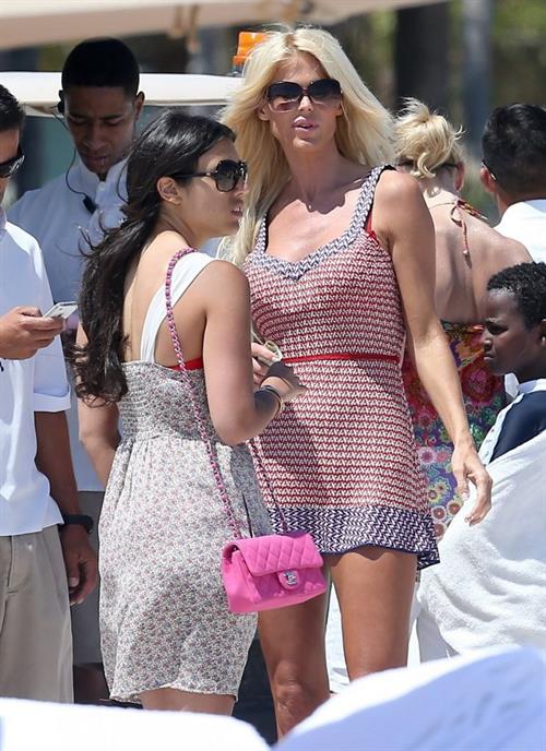 Victoria Silvstedt taking a stroll to the beach in Miami on March 30, 2013