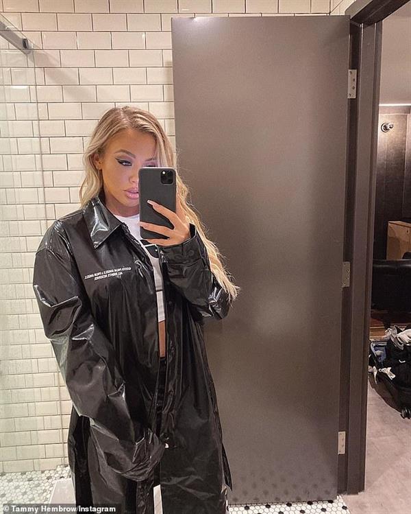 Tammy Hembrow taking a selfie