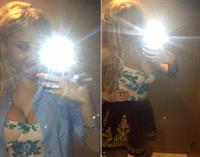 Amanda Bynes taking a selfie