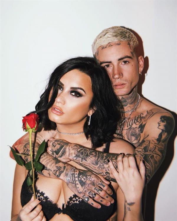 Demi Lovato sexy new lingerie photos showing off her big boobs cleavage in a lace black bra with her new boyfriend Austin G. Wilson.