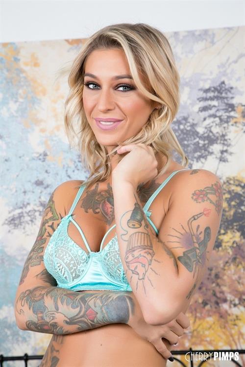 Kleio Valentien in lingerie