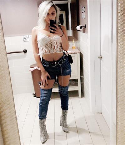 Karlee Rose taking a selfie