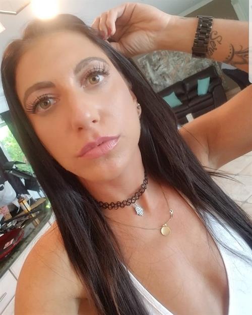 Alissa Avni taking a selfie