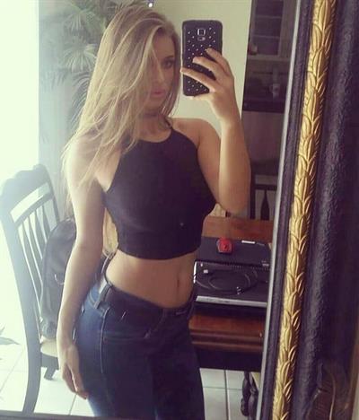 Avalon Dawn taking a selfie