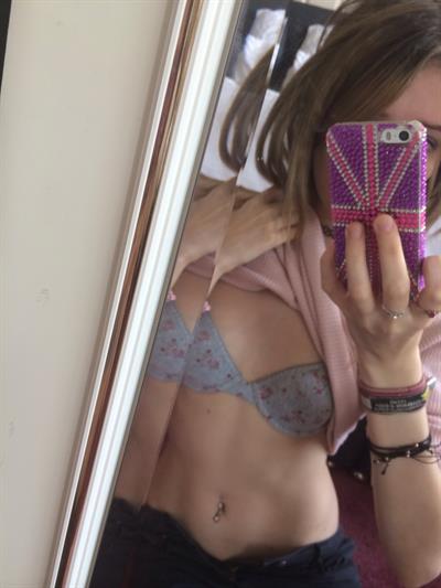 Pandaboo in lingerie taking a selfie