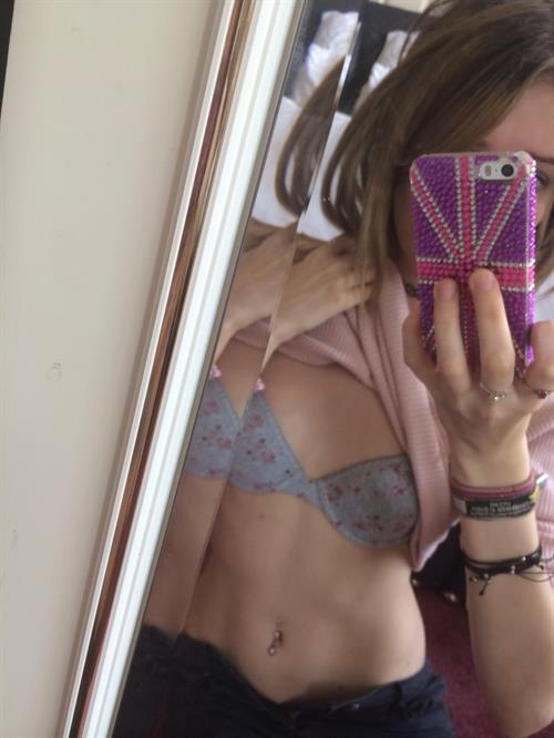 Pandaboo in lingerie taking a selfie