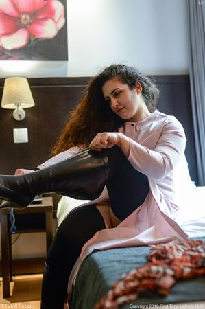 Lili Nude Pictures Curves In Bed