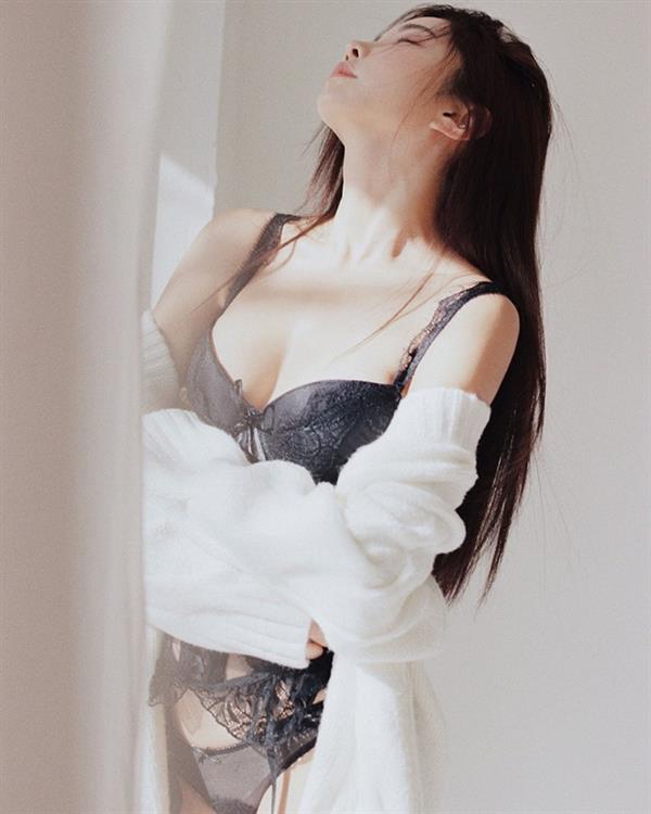 Park Soo Yeon in lingerie