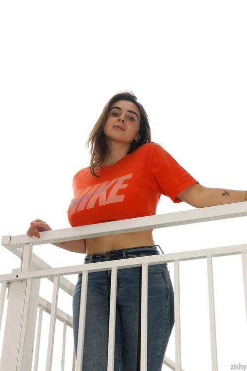 Tyla Jessop Pictures Tyla Jessop in Jeans