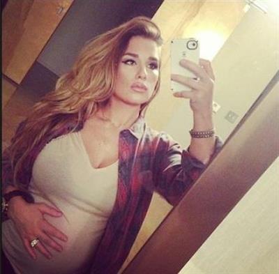 Jessie James Decker taking a selfie
