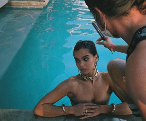 Hailee Steinfeld boobs showing nice cleavage with her big tits in a bikini with behind the scenes pics from a new photoshoot in a pool.