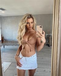 Lindsay Brewer taking a selfie