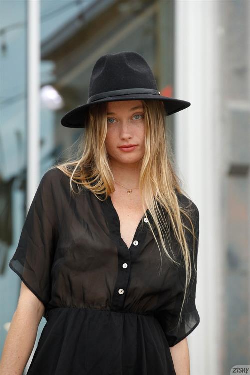 Moon Torrance Pictures Moon Torrance Natural Blonde in Black