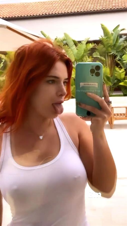 Bella Thorne taking a selfie