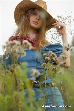 Amelie Lou Pictures Wild West with Amelie Lou - See Her Videos, Galleries and Selfie Videos at SuperBeModels