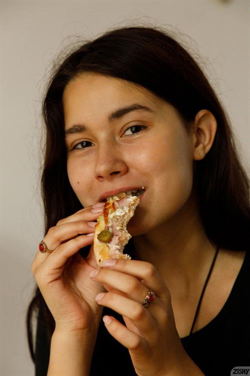 Miki Pedangen Divine Brunette