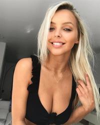 Luna Stevens taking a selfie