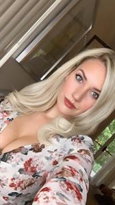 Paige Spiranac taking a selfie
