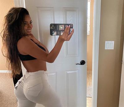 Tiana Musarra taking a selfie and - ass