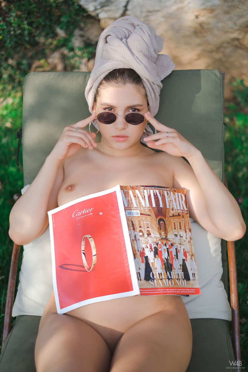 Ellie Luna Shows Nice Ass