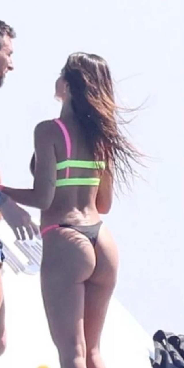 Antonela Roccuzzo Bikini Pictures Lionel Messi's wife : Antonela Roccuzzo