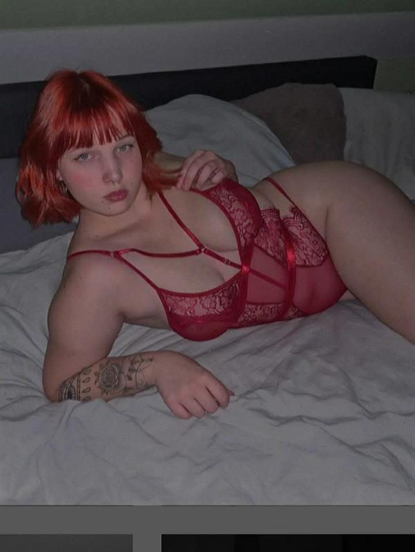 exclusive lingerie photo of famous instagram model Lucy Mueller aka 'lxcy.mxller' !