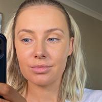 Lauren Curtis taking a selfie