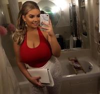 Caitlan Knapton taking a selfie